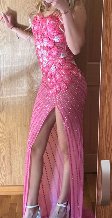 Красива бална рокля с мъниста