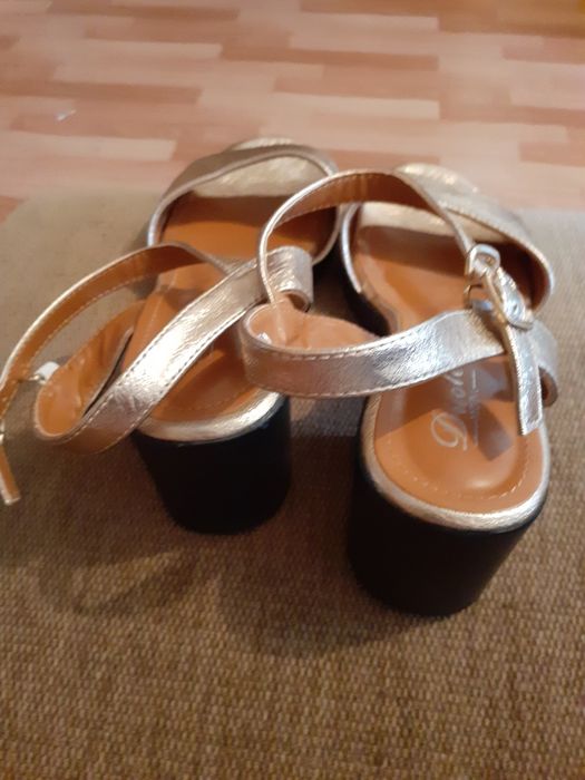 Продам босоножки  40 размер.