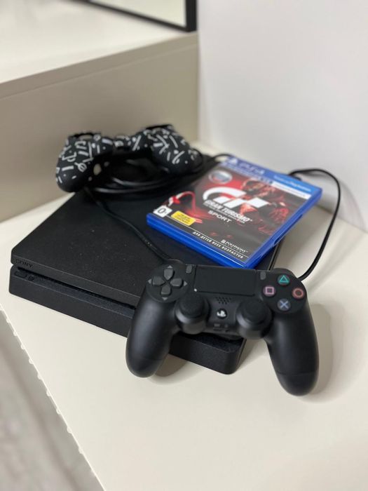 Пластейшн 4  в хорошем состаяний