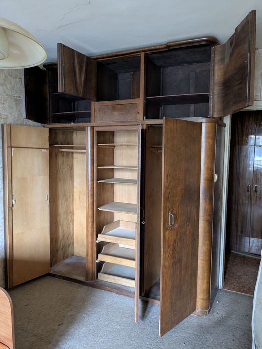 Старинен трикрилен гардероб с надстройка