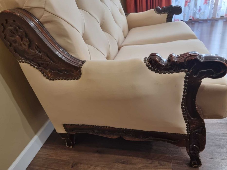 Диван с дърворезбовани елементи