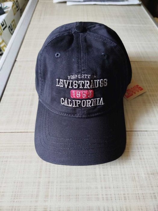 ЩПродаю новые  кепки  разных цветов  фирма LEVIS  Таиланд звоните смел