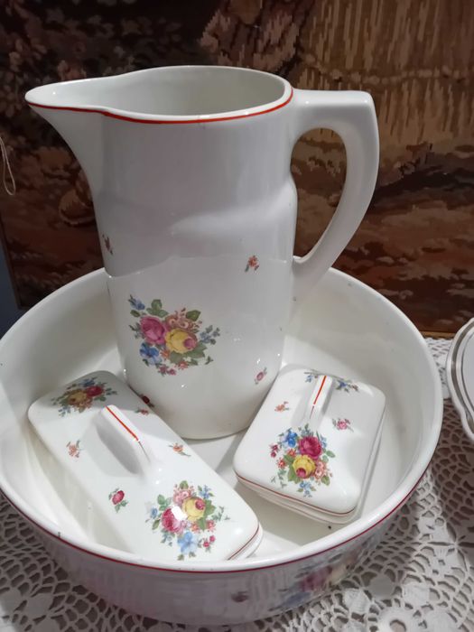 Порцеланови старинни комплекти за баня