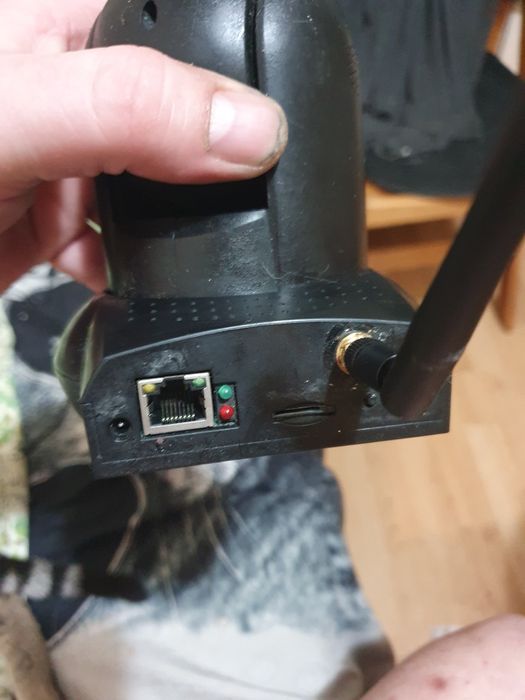 Продавам безжична IP камера Foscam модел FI9821P V2.
