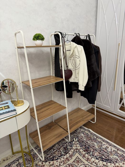 Напольная вешалка с полками для одежды