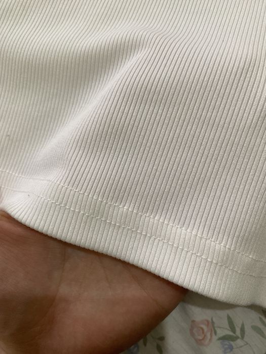 Белый лонгслив..