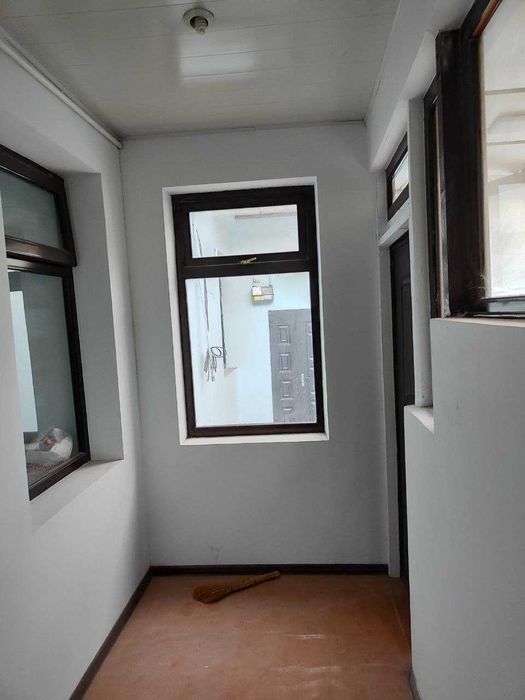 Продаётся 2 дома с ремонтом в общем дворе 4 кладовых + 2 навеса Дархан