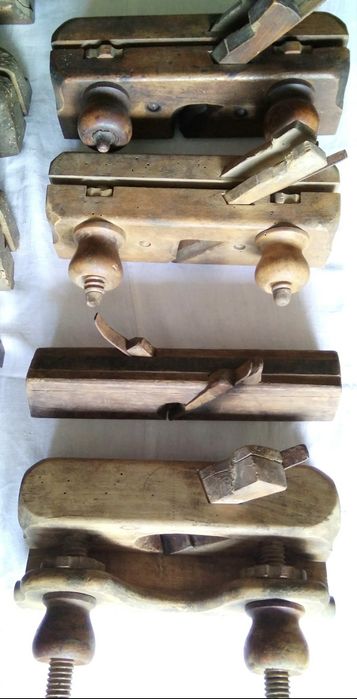 Продавам дърводелски тезгях, и профилни  рендета.