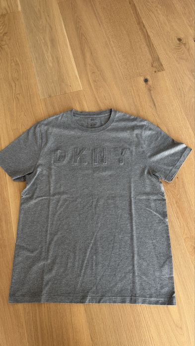 Vand tricou DKNY, marimea M