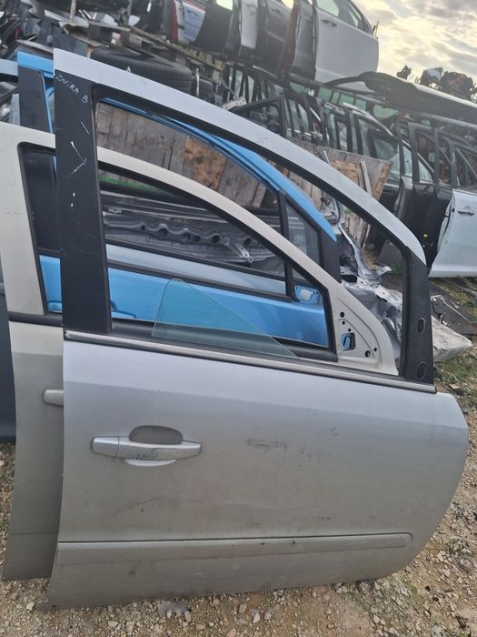 Предна лява врата Opel Zafira B / Опел Зафира Б 2006г.