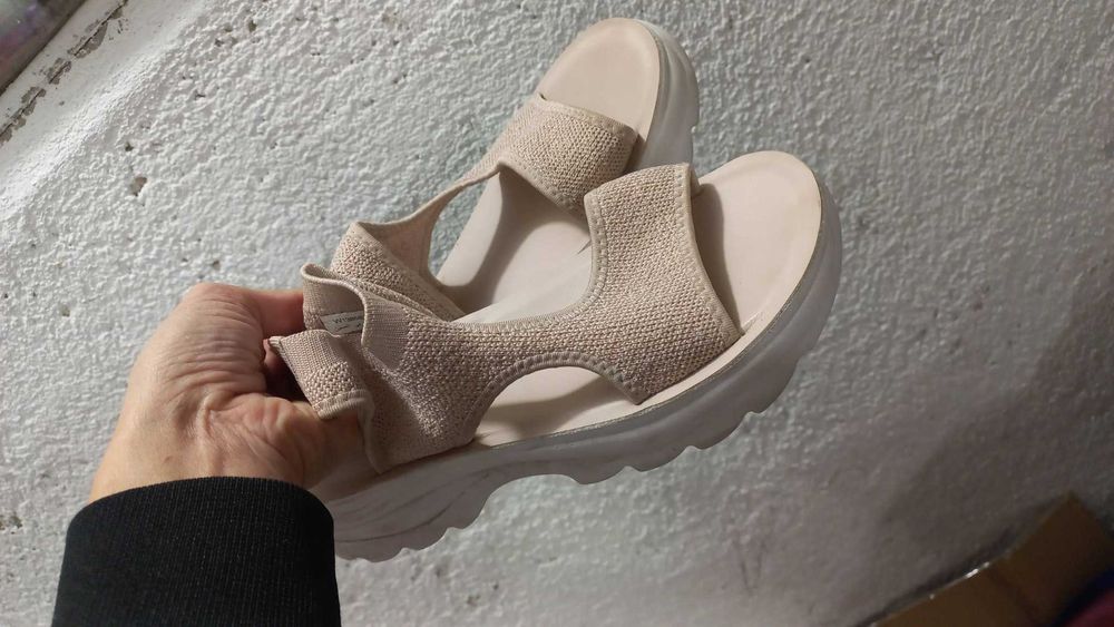 Огромен сет детски дрехи ,три якета и 6 чифта обувки за дете -около10г