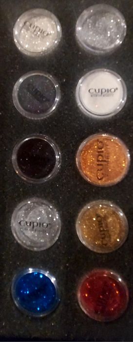 sclipici unghii false și pietricele cupio