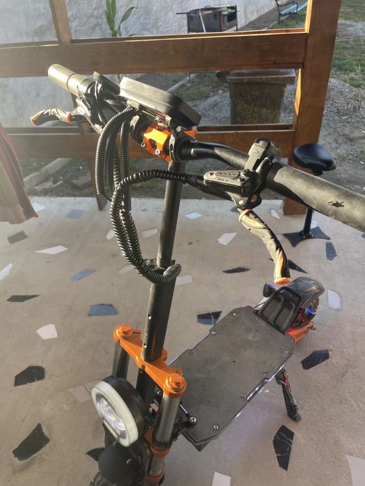 Vând o trotineta eletrica de 6000 de w o dau la schimb dar si pe bani