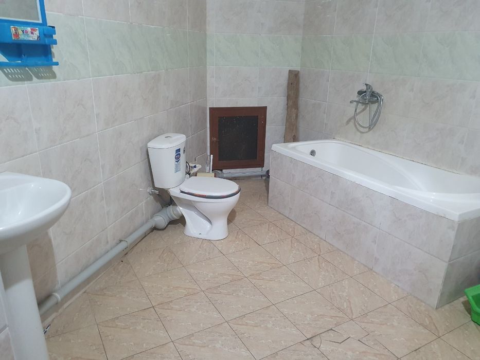 Санат-саройи олдида Янги курилган Дом.