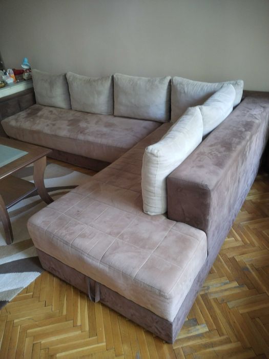 Продавам ъглова холна гарнитура в много добро състояние