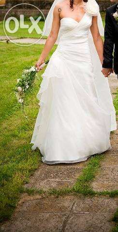 Rochie de mireasa Agnes Toma si voal lung