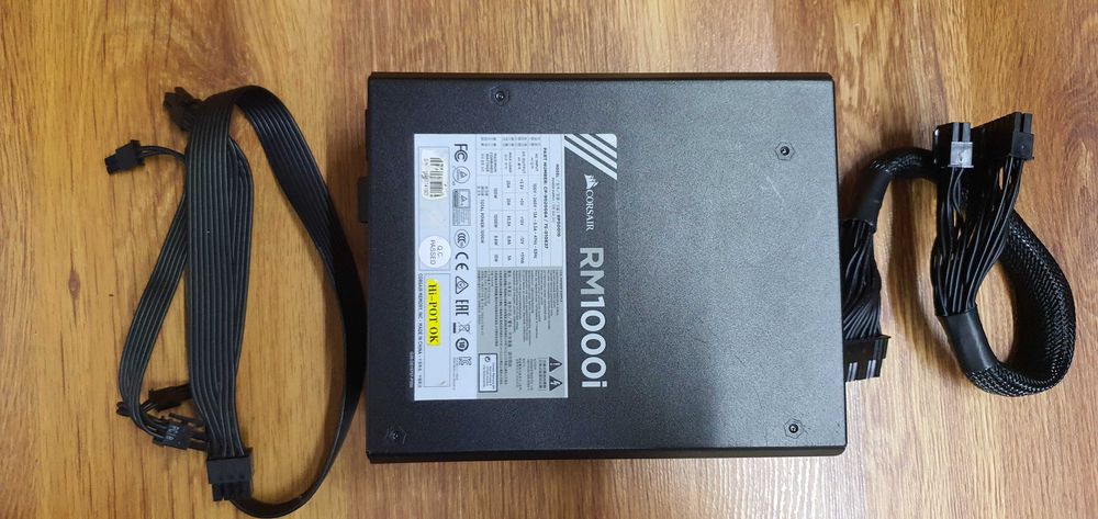 Sursa full modulara Corsair RM 1000i cu cabluri.