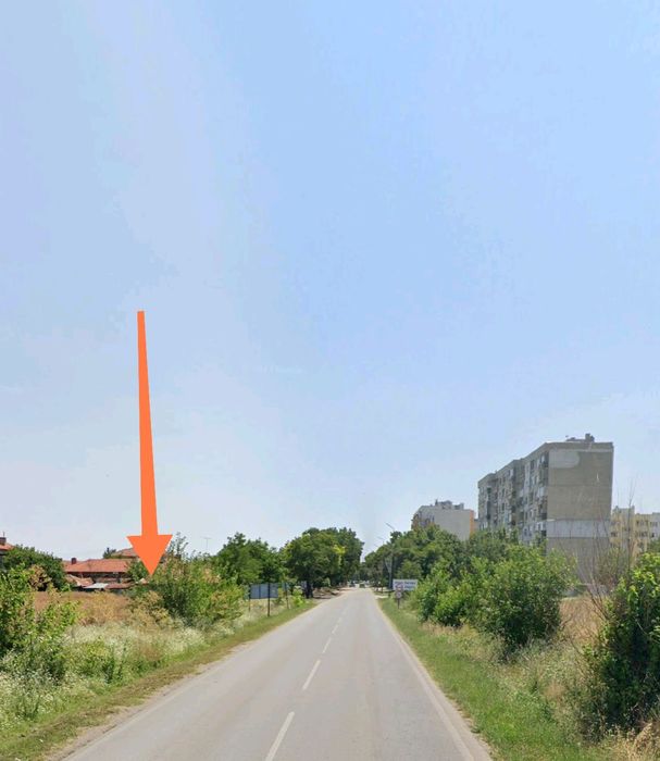 Продавам парцел точно до града и два пътя с лесен достъп.