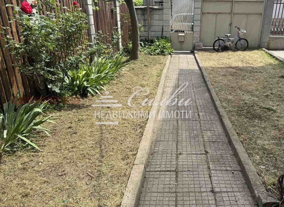 Самостоятелна тухлена КЪЩА на плоча - кв. Добруджански!