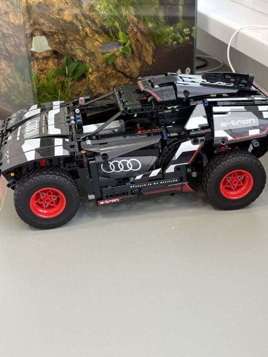 Lego машинка модель Audi RS Q e-tron с торгом