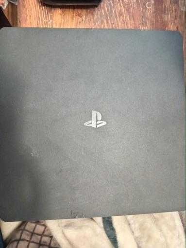 zdraveite prodavam ps4 slim 500gb