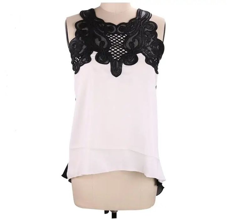 Bluza asimetrica fara mâneci cu broderie 
Potrivită unui S/M/L
Bust: 9