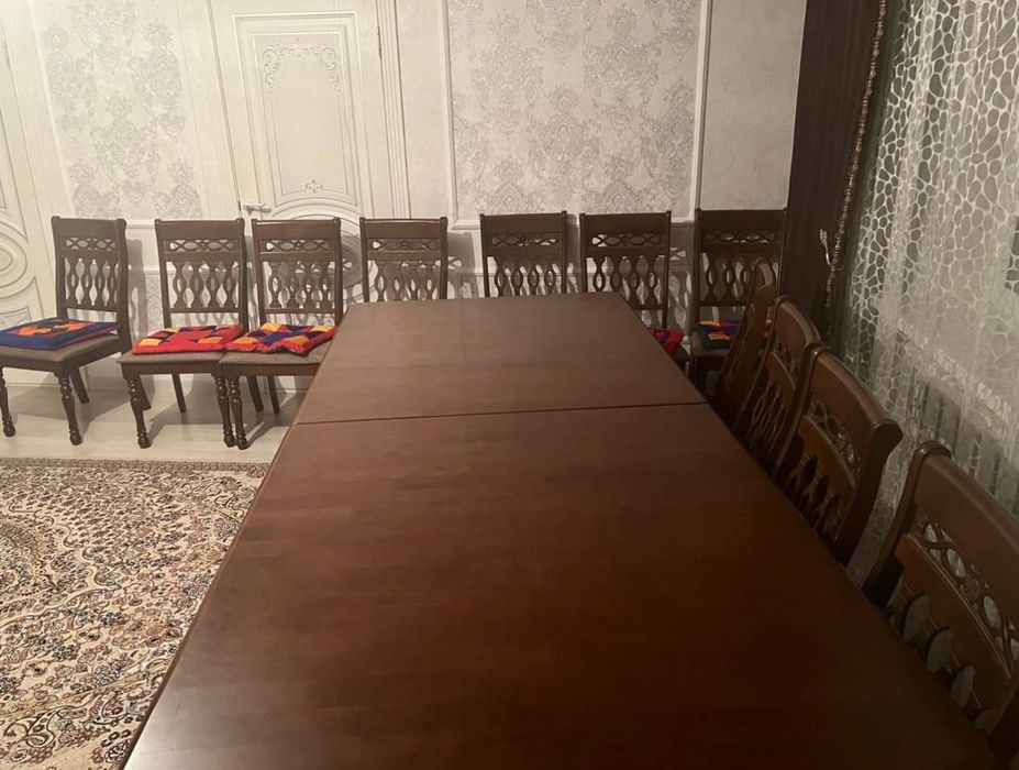 Стол с 12 стульями