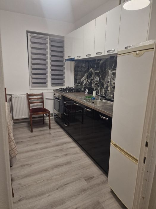 Închiriez apartament cu 3 camere