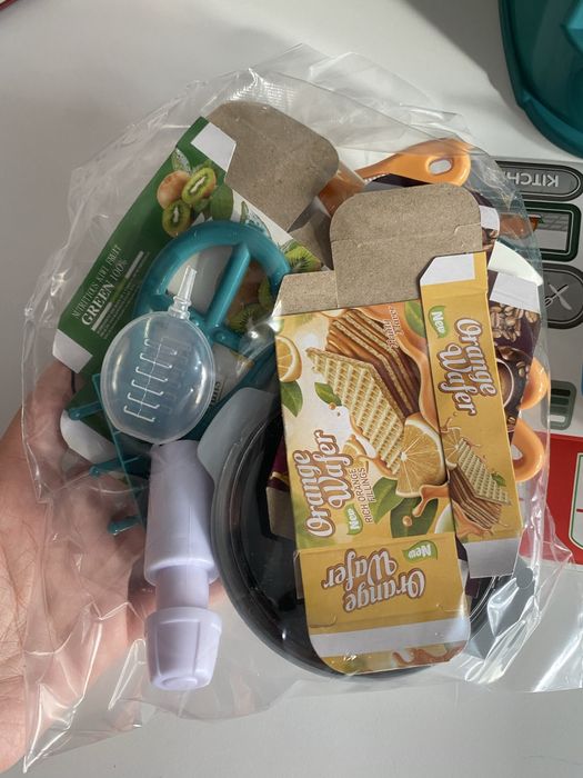 Малка зелена кухня със светещи котлони, пара и мивка с вода