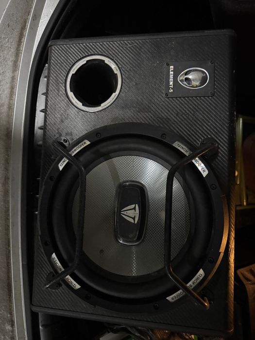 автомобильный сабвуфер Element-5 (12”) с встроенным усилителем.