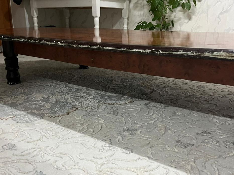 Стол қоңыр түсті