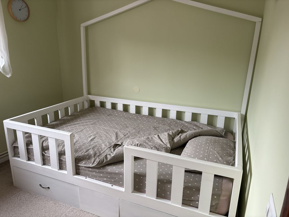 Pat copii tip casuta realizat la comanda din lemn paltin