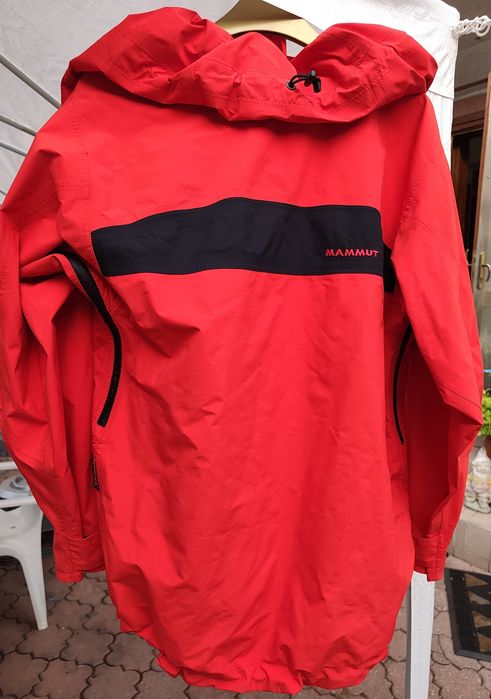 Jacheta Mammut Gore Tex 36-38  impermeabila cu gluga 3 buzunare cu fermoar deschidere dubla  arici la mîneci
