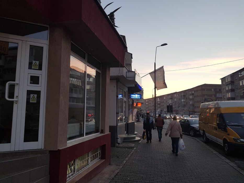 Inchiriez spatiu comercial 50 Mp