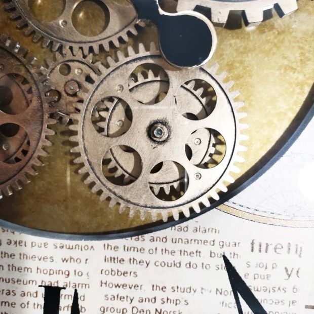 Уникална масичка-часовник