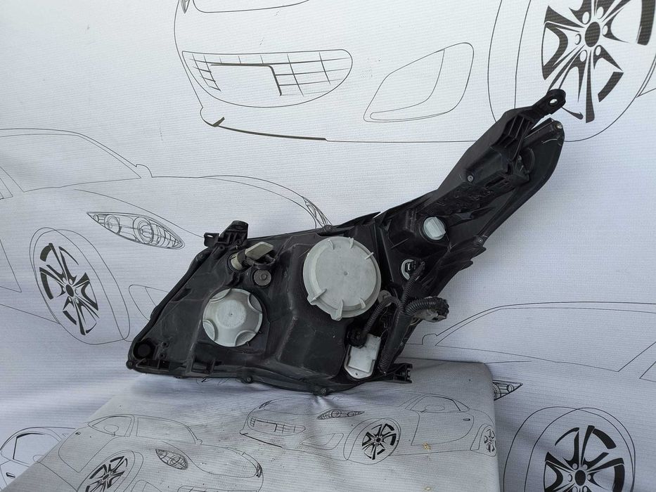 Far Dreapta Uk Cu Lupa Toyota Avensis 2015 / 2015-2018 Cod OEM H296AR-DE (1E1)