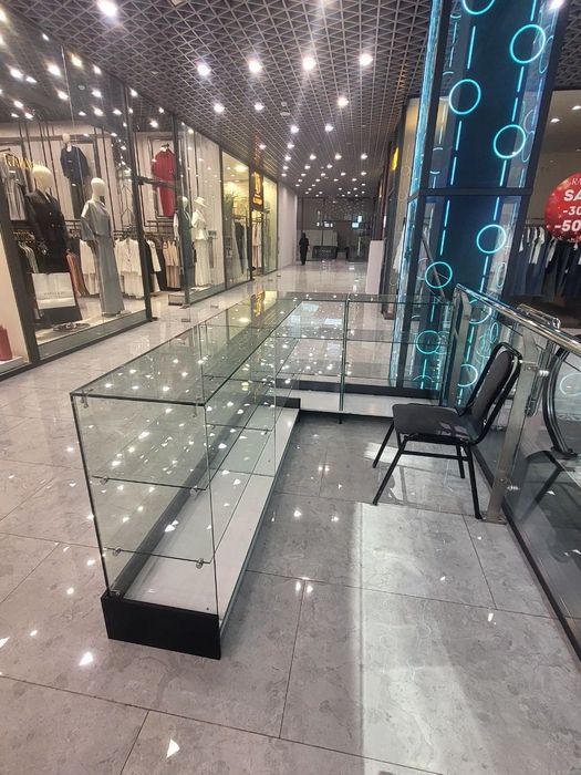 Стеклянные полки, витрина