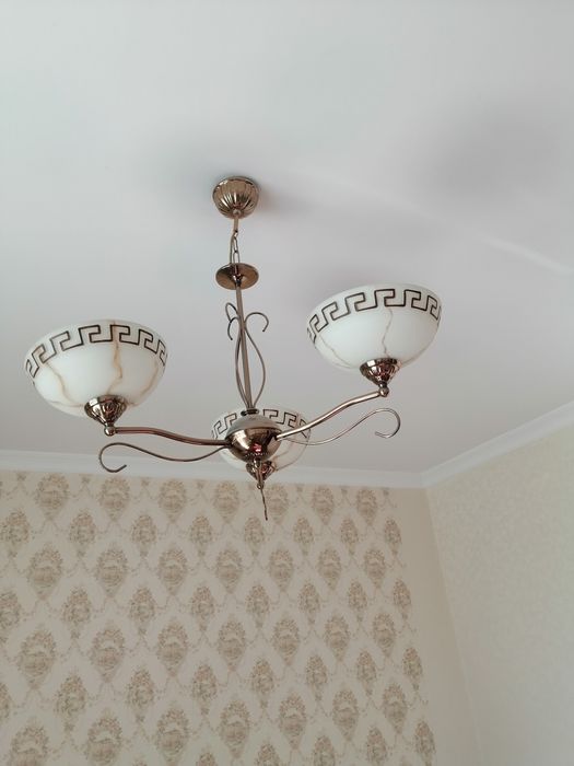 Люстры  2 шт трехражковая