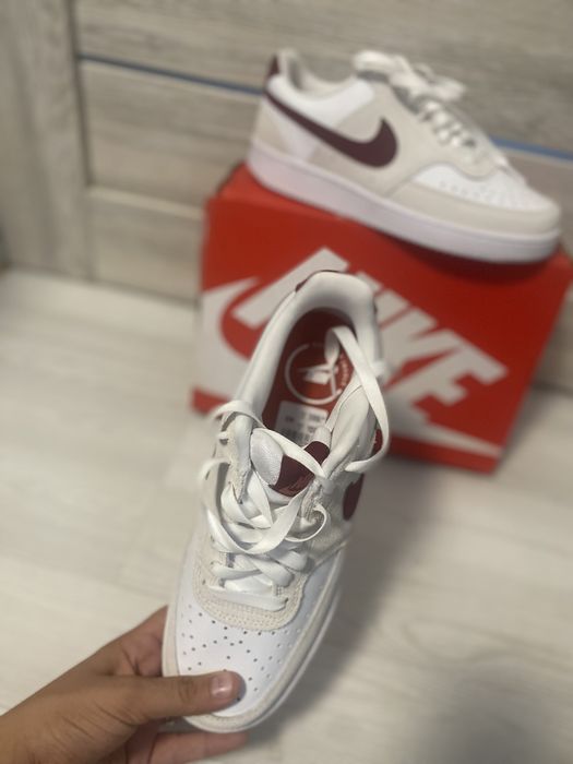 Adidasi nike noi