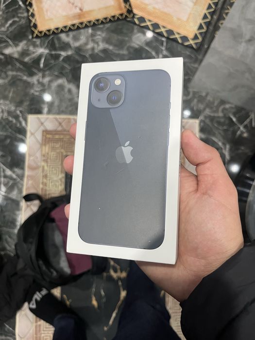Продаю айфон 13 срочно каробка имеется