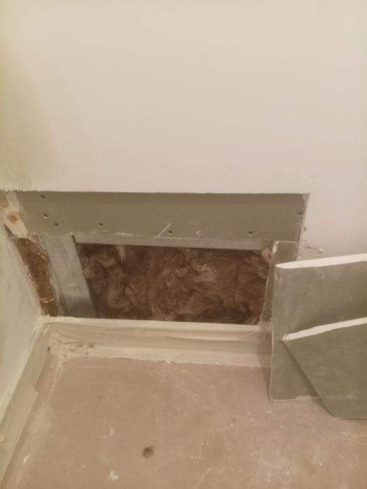 Efectuez lucrări în construcții :instalații electrice sanitare zidării