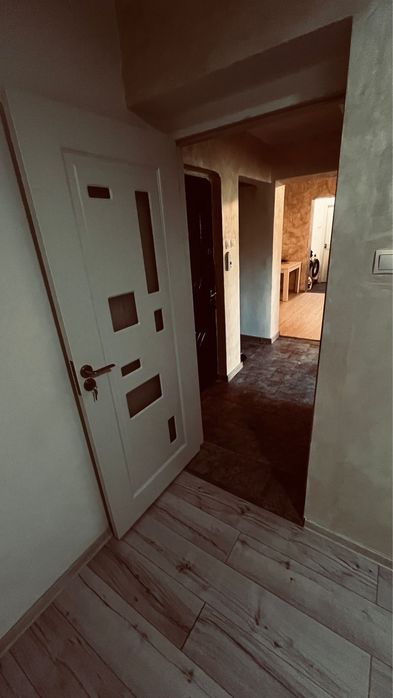 Apartament 3 camere, etaj 3, situat intre generala 6 si stomatologie, se vinde mobilat si utilat asa cum se vede in poze