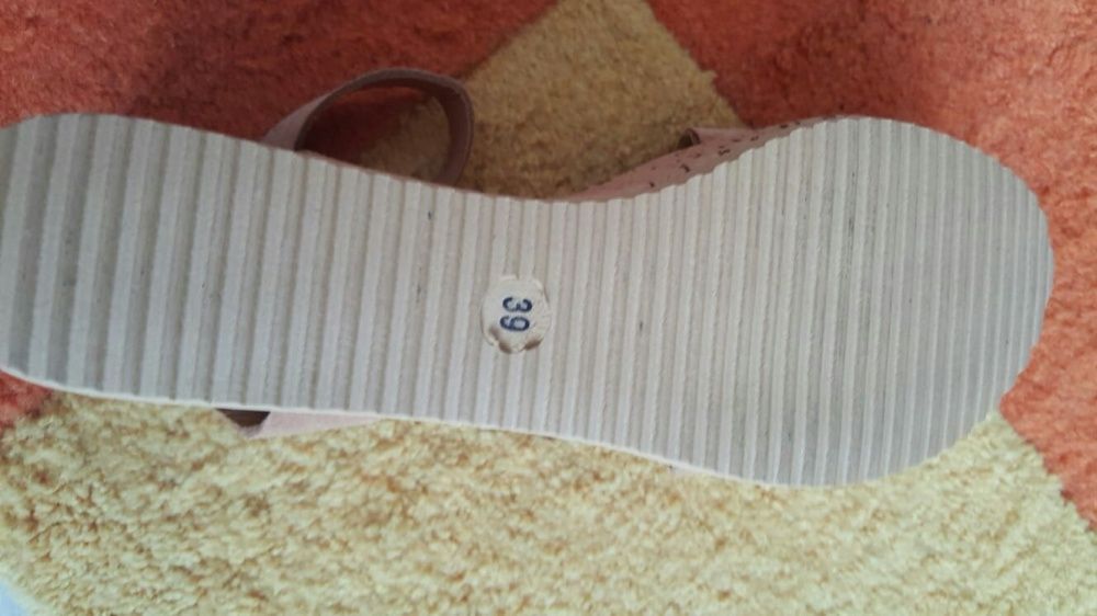 Vand sandale noi, piele, cu talpa de pluta