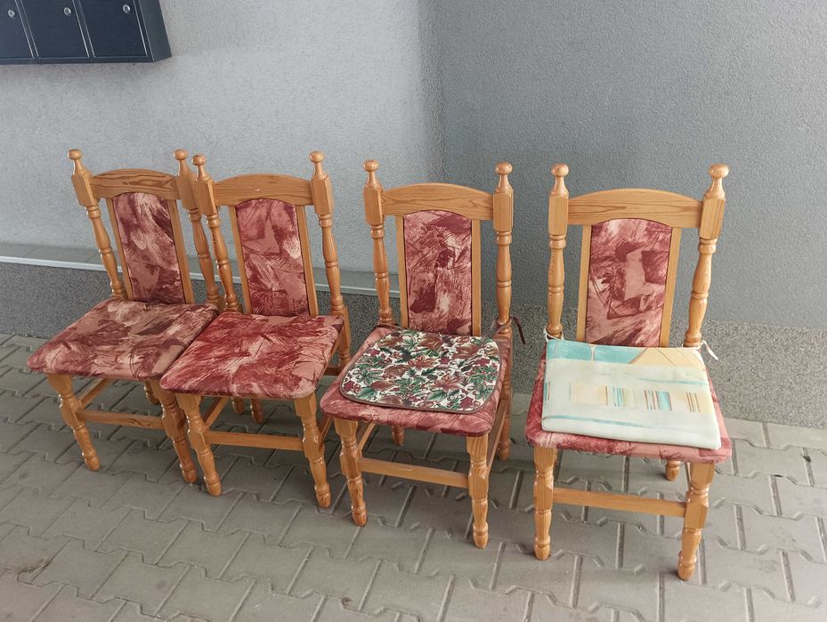 Дървени столове с дърворезба по тях в перфектно техническо състояние!