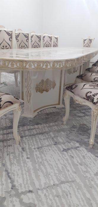 Гостинный Стол и 14 Стулья.