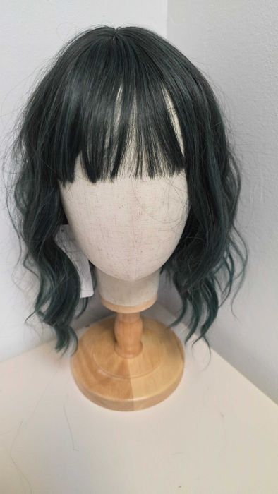 Perucă HAIRCUBE bob ondulat verde închis cu breton, sintetică