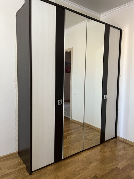 Шкаф для одежды со столиком