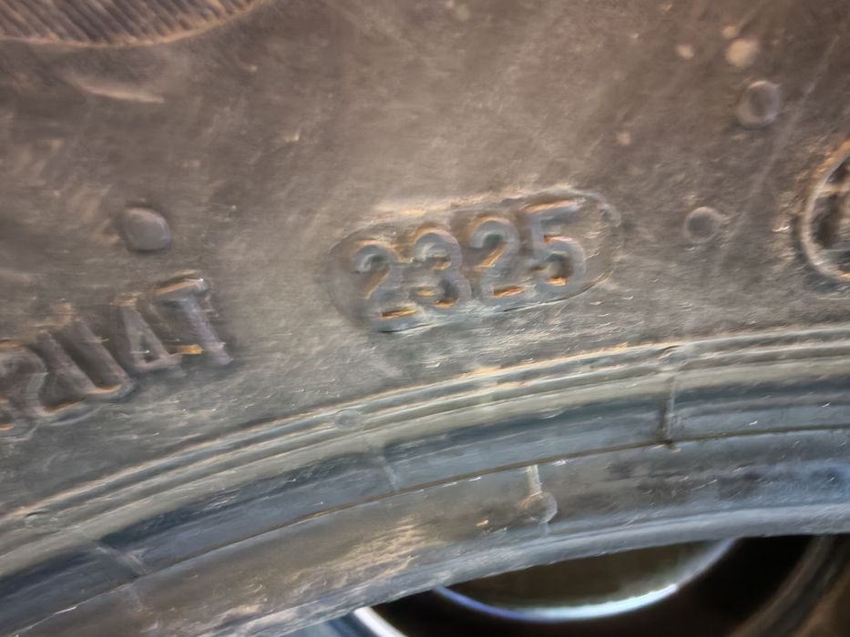 Vând 4 cauciucuri de vara Continental 215/60/R18-H98