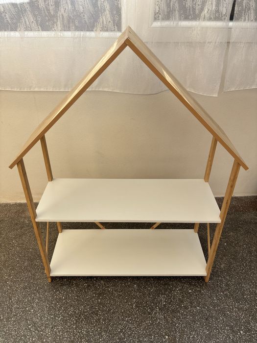 Etajeră / Raft tip căsuță pentru copii. Design Montessor