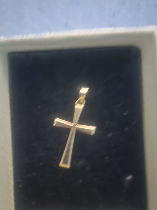 Златен кръст с кутия